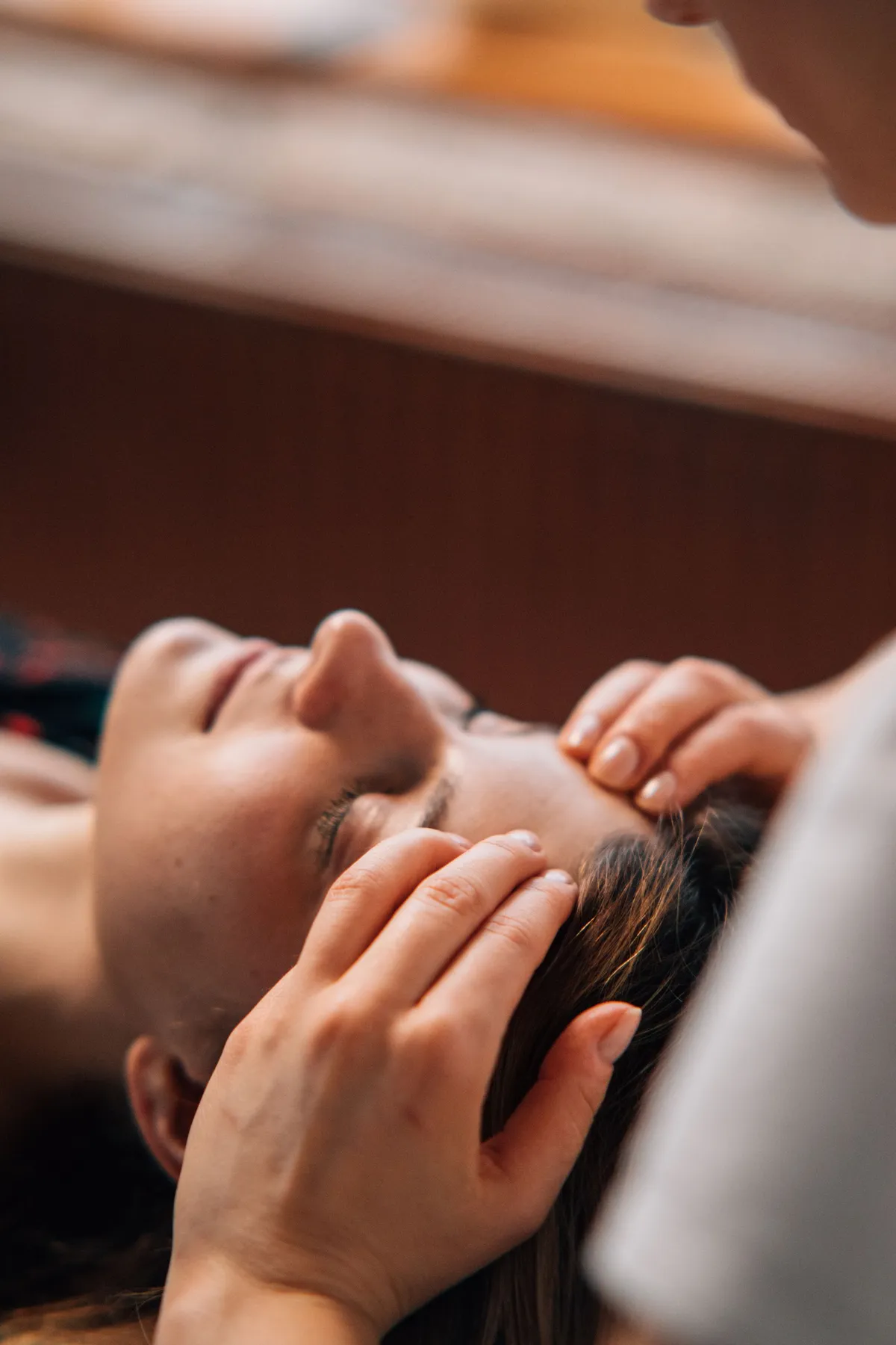 Gestuelle précise du massage des tempes