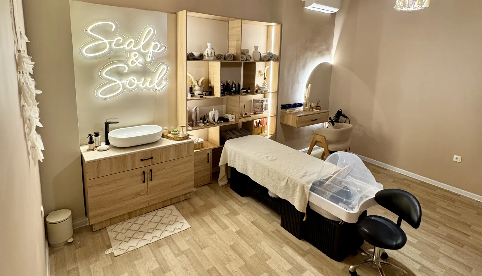 La salle de soin Fresh Skin Headspa — néon Scalp & Soul et poste HEADBATH